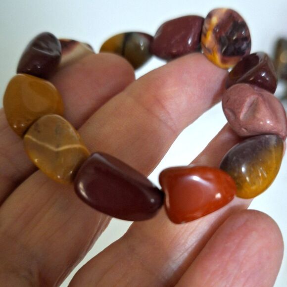 A Polished Mookaite Jasper Stone Stretchy Gemstone Bracelet Earthy Grounding - Picture 7 of 7